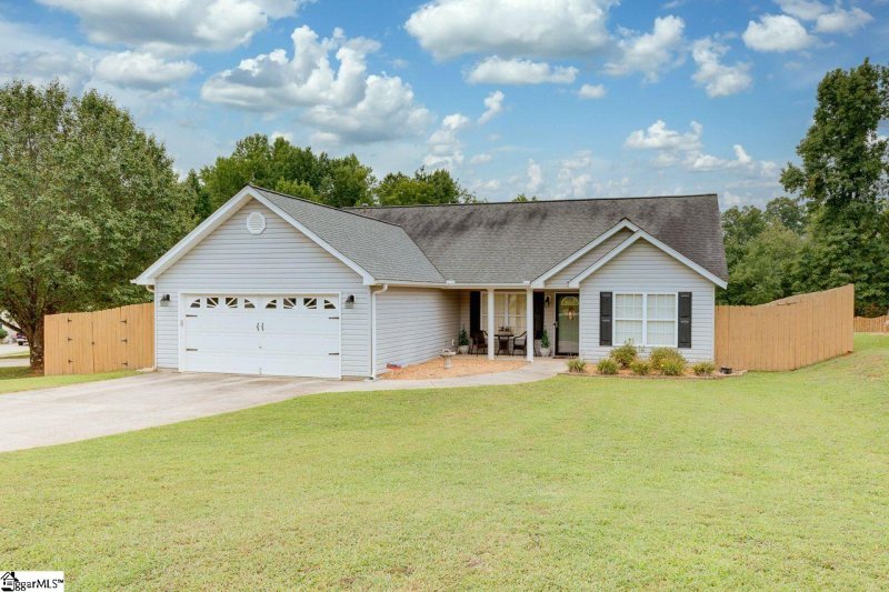 Property image 2 at 422 Lily Pond Lane, Taylors, SC 29687