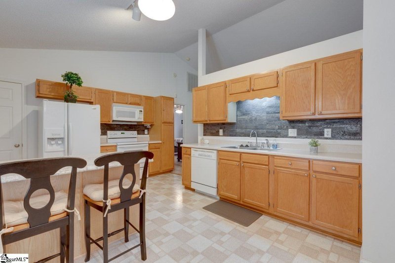 Property image 4 at 422 Lily Pond Lane, Taylors, SC 29687