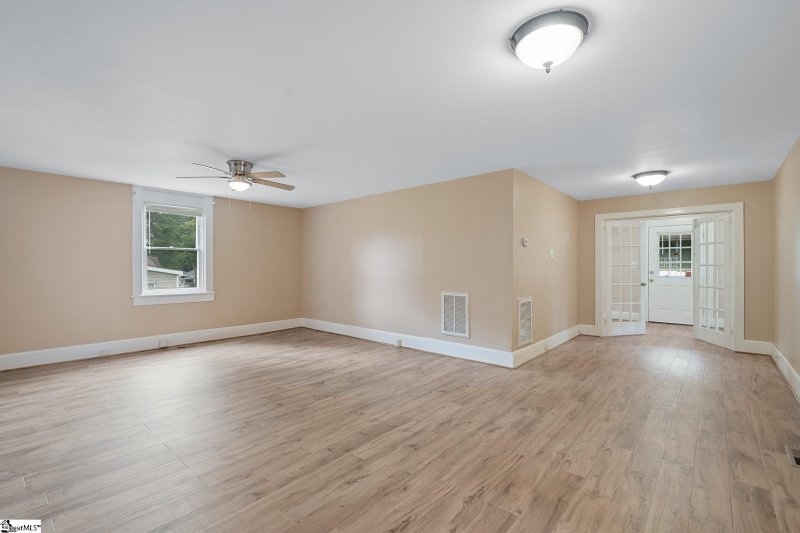 Property image 4 at 9 Elmwood Avenue, Greenville, SC 29611