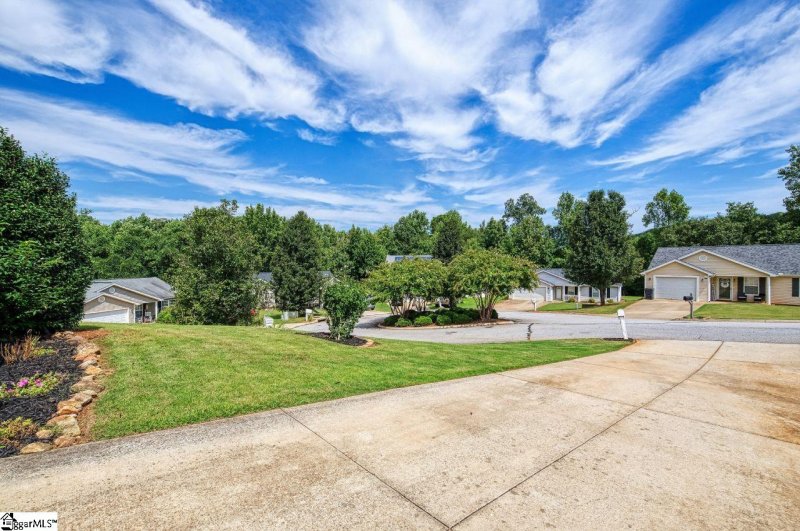 Property image 3 at 3 Kojak Court, Greenville, SC 29605