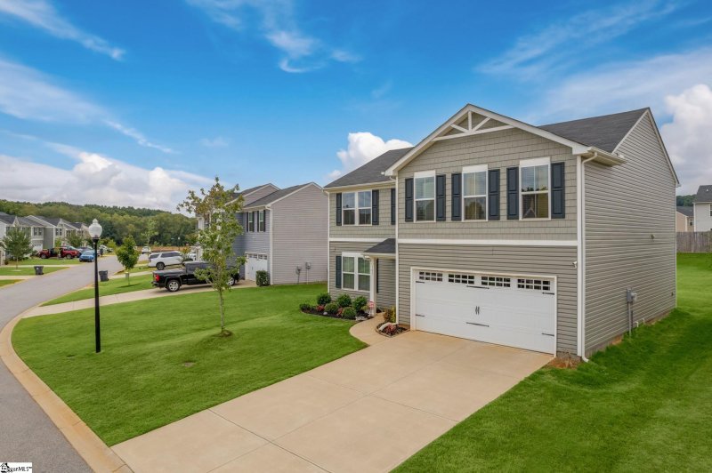 Property image 2 at 107 Castlebrook Drive, Greenville, SC 29605