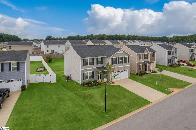 Property image 3 at 107 Castlebrook Drive, Greenville, SC 29605