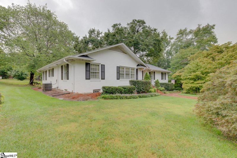 Property image 2 at 2 Rollingreen Road, Greenville, SC 29615