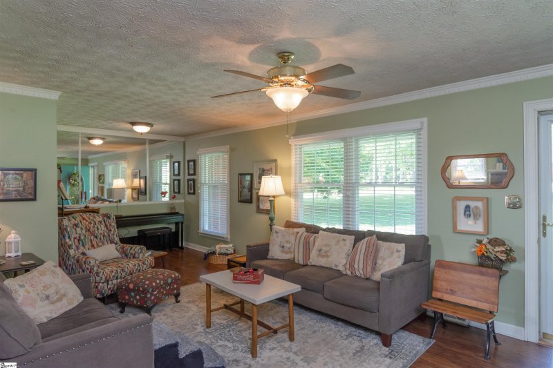 Property image 2 at 305 Woodleigh Drive, Taylors, SC 29687