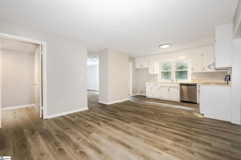 Property image 2 at 1207 Charter Oak Drive, Taylors, SC 29687