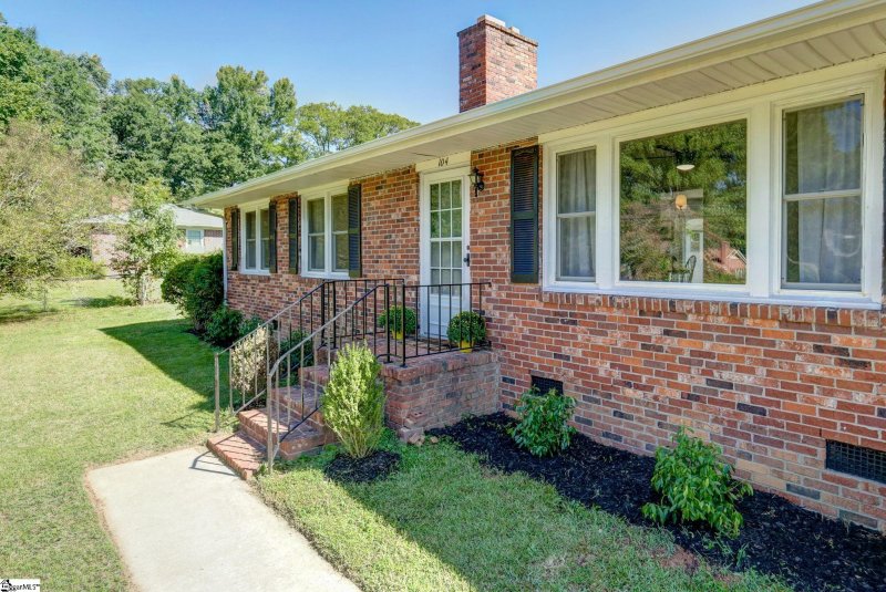 Property image 2 at 104 Crescent Drive, Laurens, SC 29360