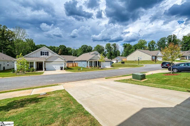 Property image 3 at 605 Raleighwood Lane, Simpsonville, SC 29681