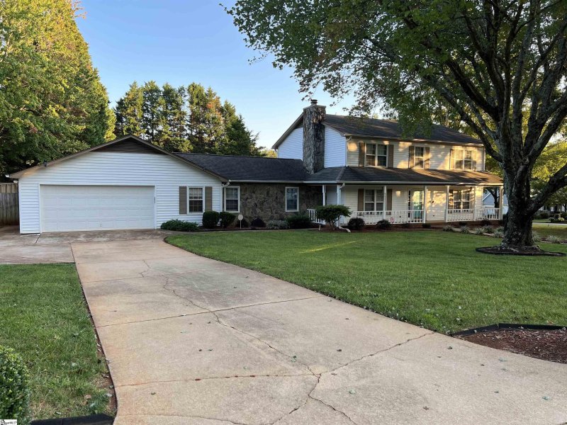 Property image 2 at 2 Brynhurst Court, Greenville, SC 29615