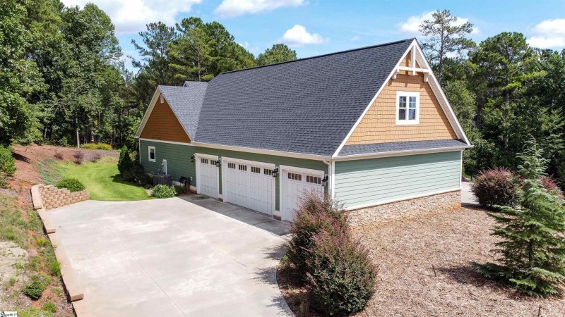 Property image 2 at 112 East Waterford Drive, Seneca, SC 29672