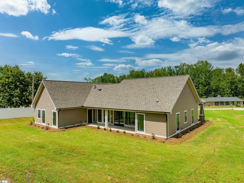 Property image 2 at 703 Ploma Drive, Seneca, SC 29678