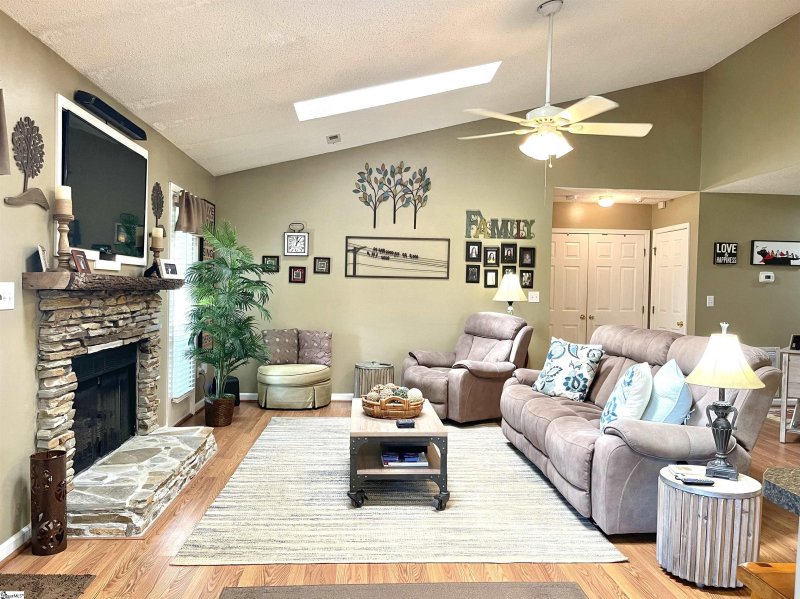 Property image 3 at 104 Wickersham Drive, Simpsonville, SC 29681