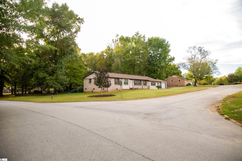 Property image 2 at 114 Menlo Drive, Simpsonville, SC 29680