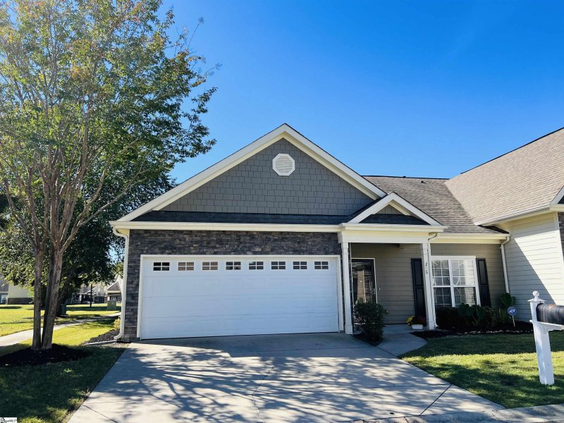 Property image 2 at 208 Louisville Drive, Greenville, SC 29607