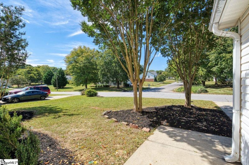 Property image 2 at 207 Belcross Drive, Simpsonville, SC 29681