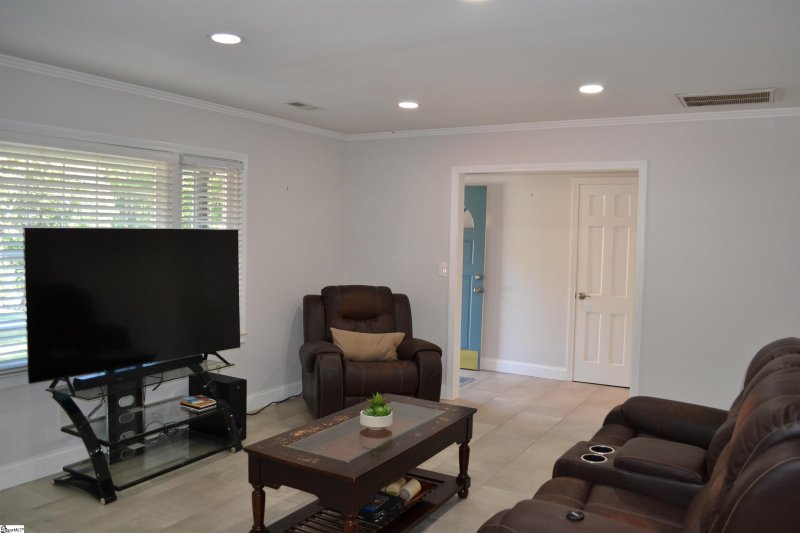 Property image 3 at 414 Fairhaven Drive, Taylors, SC 29687