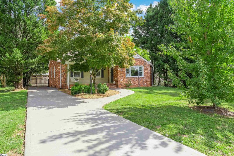 Property image 3 at 8 Kent Lane, Greenville, SC 29609