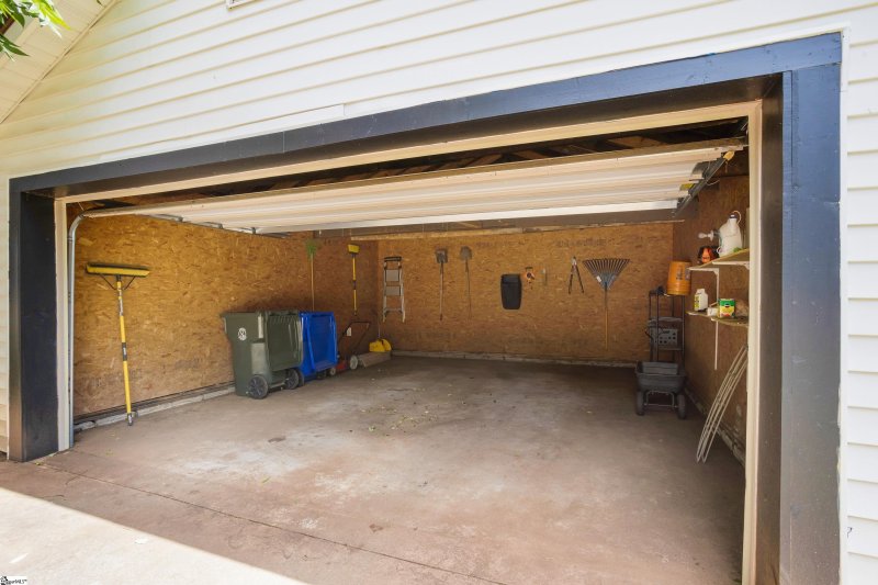 Property image 4 at 8 Kent Lane, Greenville, SC 29609