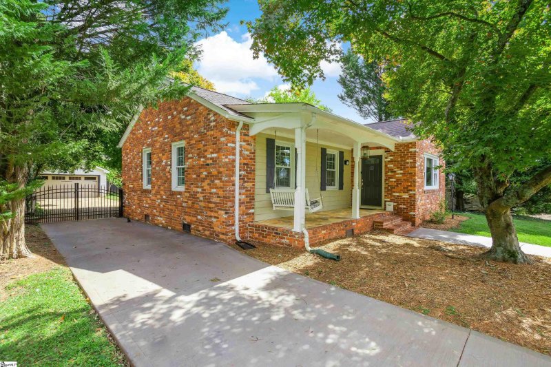 Property image 5 at 8 Kent Lane, Greenville, SC 29609