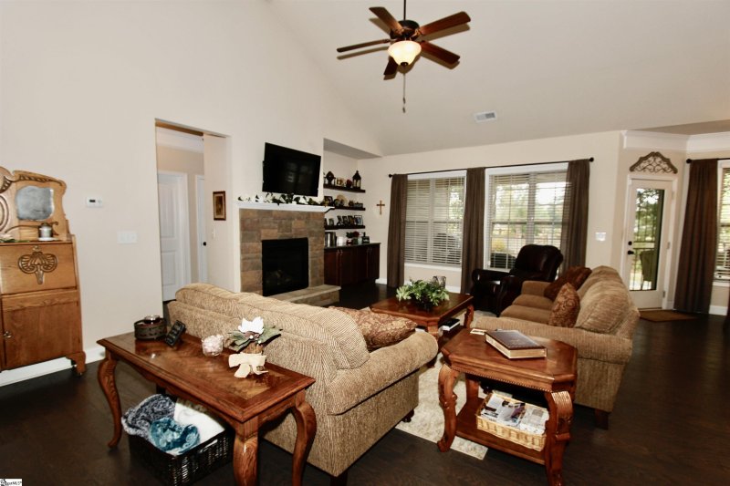 Property image 3 at 106 Redmont Court, Simpsonville, SC 29680