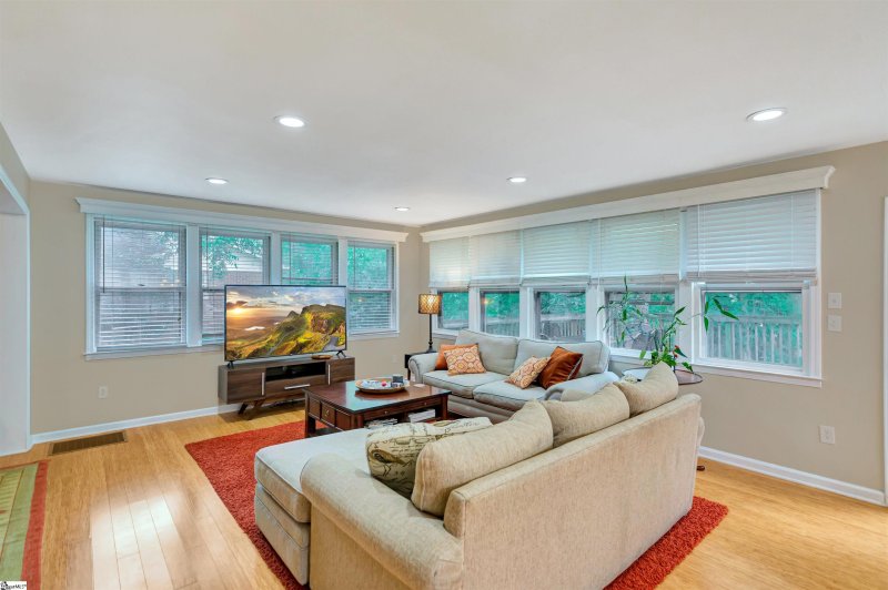 Property image 3 at 403 Knollwood Drive, Mauldin, SC 29662-2319