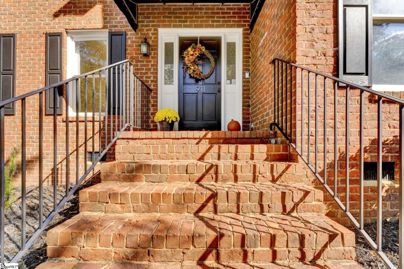 Property image 3 at 911 E Silverleaf Street, Greer, SC 29650