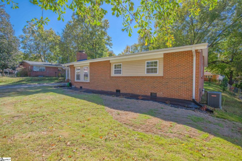 Property image 3 at 113 E Belvedere Road, Greenville, SC 29605-2756
