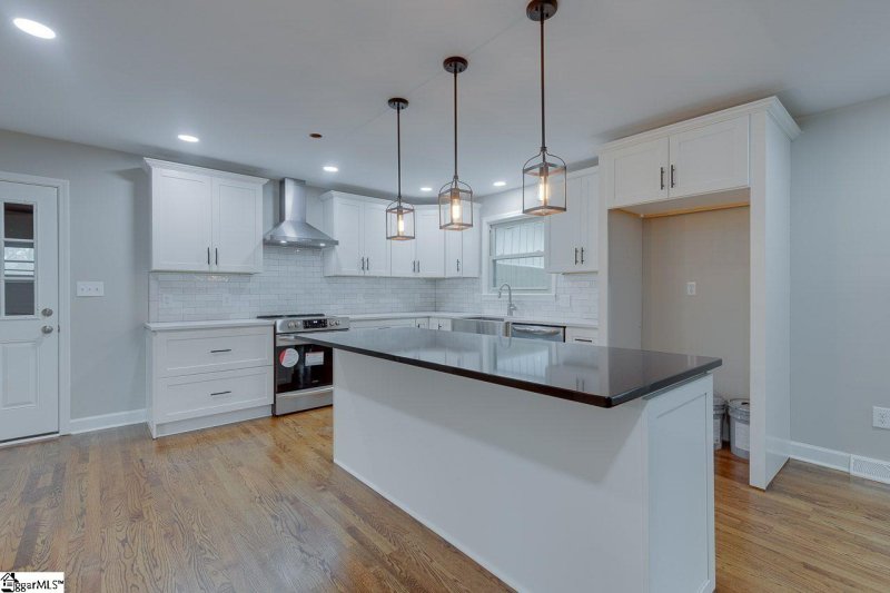 Property image 2 at 2 Adelaide Drive, Greenville, SC 29615