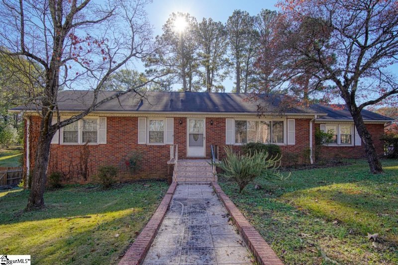 Property image 2 at 304 Pine Lake Drive, Spartanburg, SC 29301