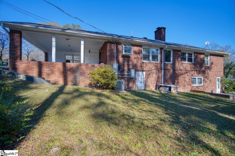 Property image 3 at 304 Pine Lake Drive, Spartanburg, SC 29301