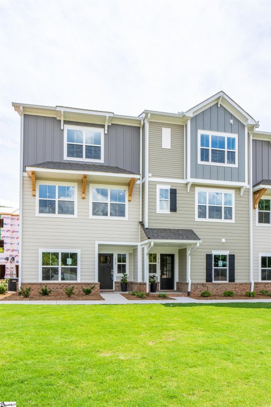 Property image 3 at 303 Pete Hollis Boulevard, Greenville, SC 29601