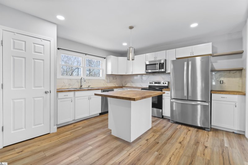 Property image 3 at 128 Rice Street, Easley, SC 29640