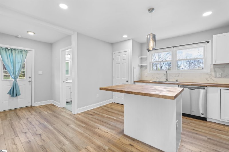 Property image 4 at 128 Rice Street, Easley, SC 29640