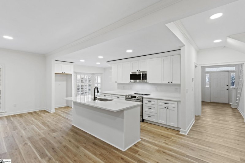 Property image 3 at 228 Glenbrooke Way, Greenville, SC 29615