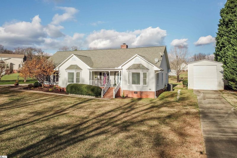 Property image 2 at 17 Midland Court, Taylors, SC 29687