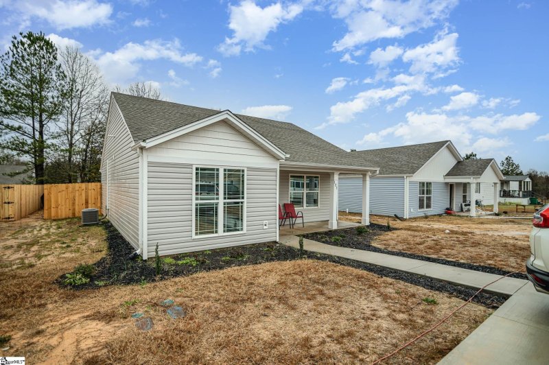 Property image 3 at 121 Colleton Lane, Clinton, SC 29325