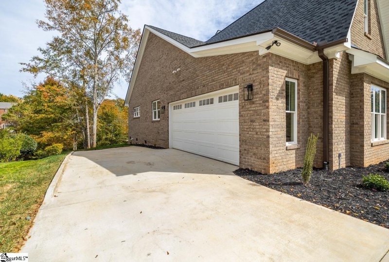 Property image 2 at 110 Nottinghill Court, Simpsonville, SC 29681