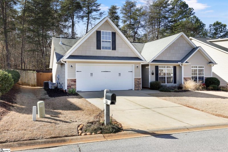 Property image 2 at 513 Summitbluff Drive, Greenville, SC 29617