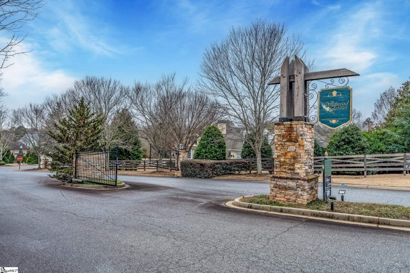 Property image 2 at 645 Breckenwood Drive, Spartanburg, SC 29301