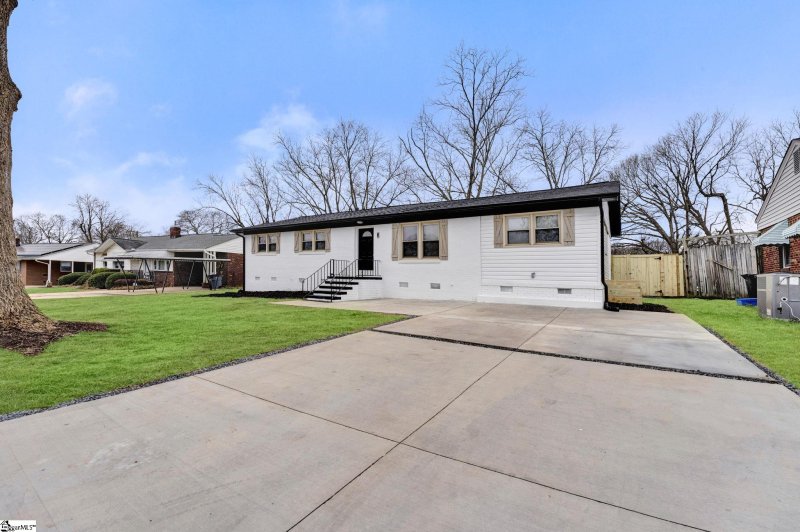 Property image 4 at 8 Farmington Road, Greenville, SC 29605