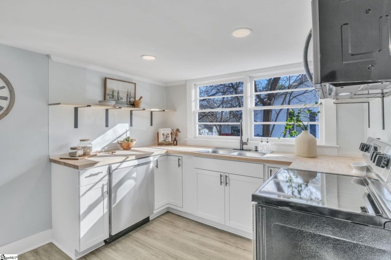 Property image 5 at 12 10th Street, Greer, SC 29651