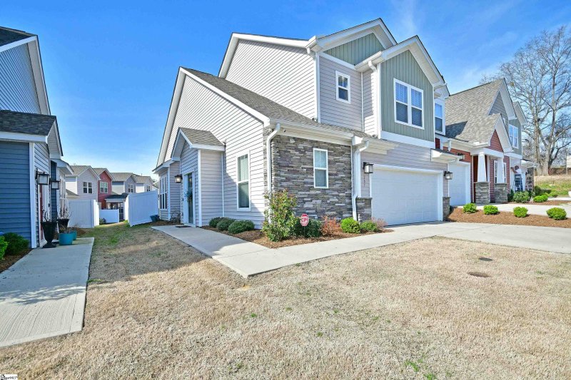 Property image 2 at 207 Sprucewood Court, Taylors, SC 29687