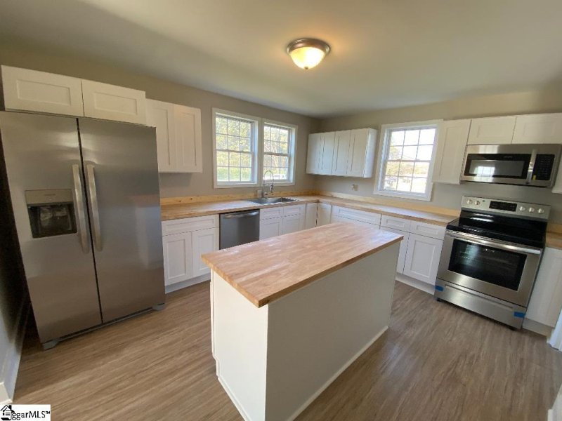 Property image 4 at 916 E Georgia Road, Simpsonville, SC 29681