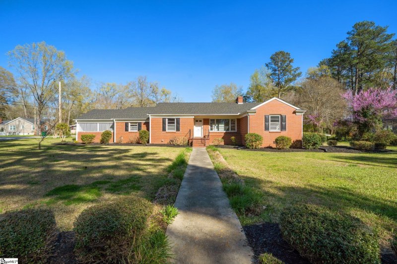 Property image 3 at 501 Cedar Street, Clinton, SC 29325