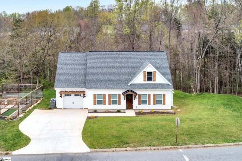 122 Hunters Woods Drive