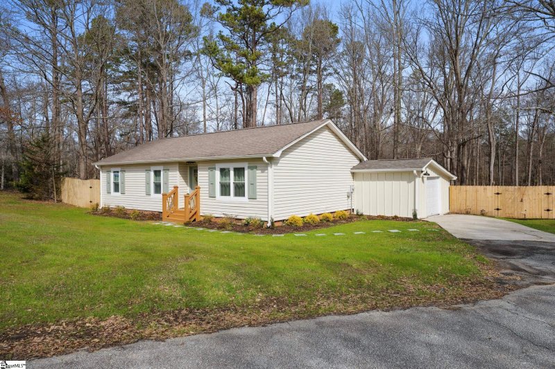 Property image 3 at 7 Woodmere Court, Williamston, SC 29697