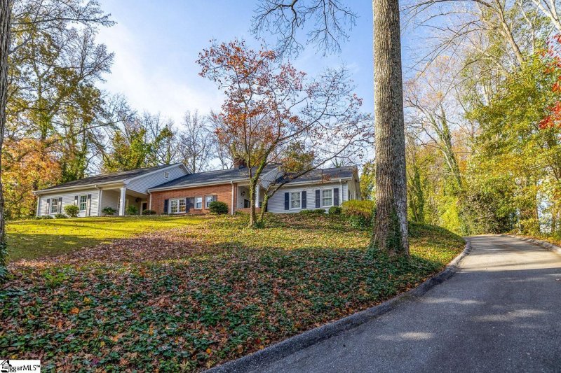 Property image 2 at 305 Sweetbriar Road, Greenville, SC 29615