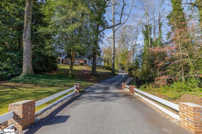 Property image 3 at 305 Sweetbriar Road, Greenville, SC 29615