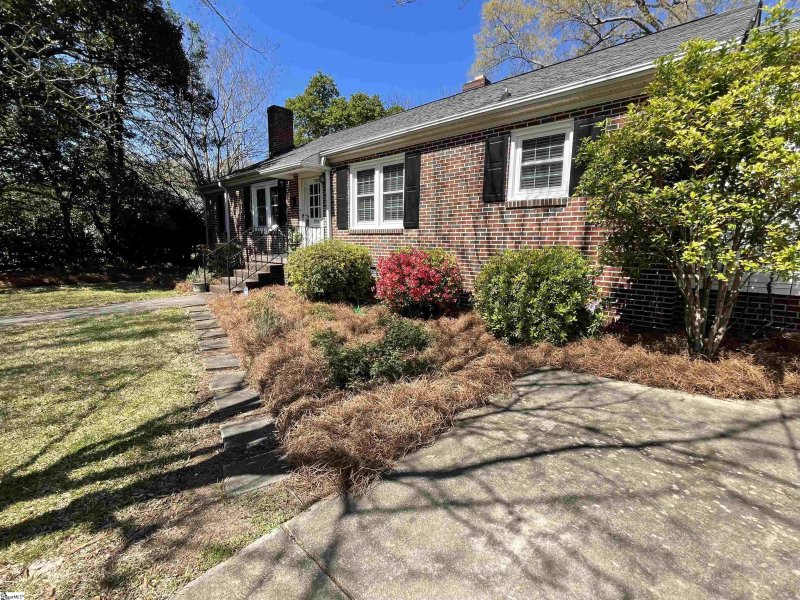 Property image 2 at 104 W Walnut Street, Clinton, SC 29325