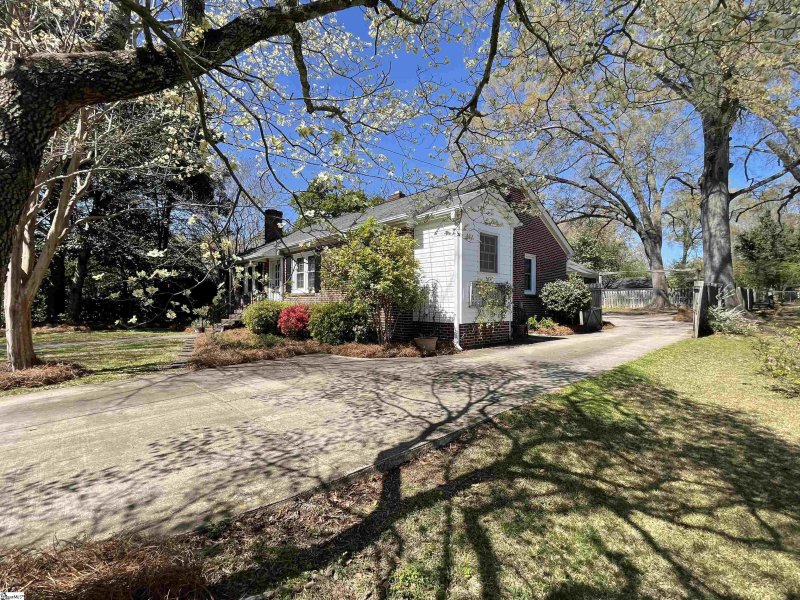 Property image 3 at 104 W Walnut Street, Clinton, SC 29325