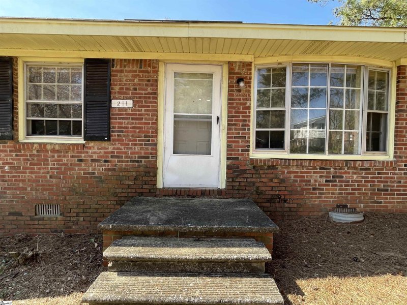 Property image 2 at 211 Chelsea Street, Moore, SC 29369